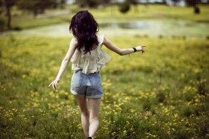 meadow,cool,girl,field,cute,running-8bbad40418c83b014b5fec9d20e1a4b9_h